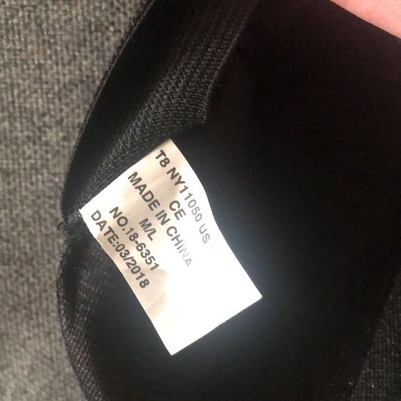 Bought another set don’t need 2, scratch on 1 knee pad otherwise almost perfect - Picture 3 of 3